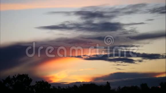 日出时分天空和云彩移动拉脱维亚4K视频的预览图
