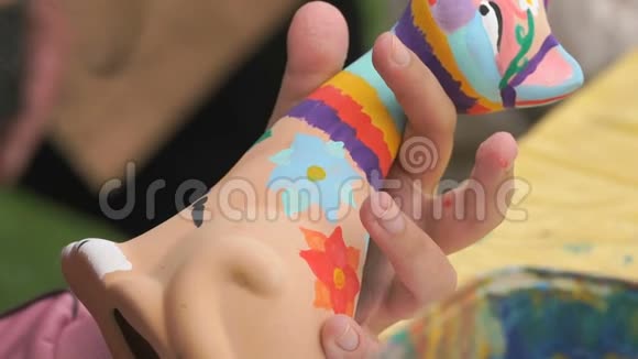 儿童绘画画笔在户外的粘土图形视频的预览图