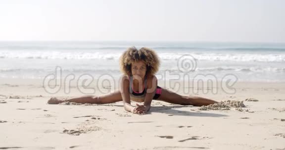 在海滩上瑜伽姿势的女人视频的预览图