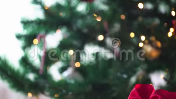 圣诞树上的礼品盒视频的预览图
