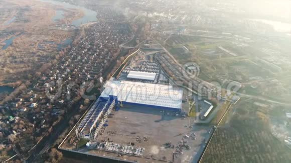 建造一个大型工厂或工厂工业外部从空气建筑工地金属全景视频的预览图