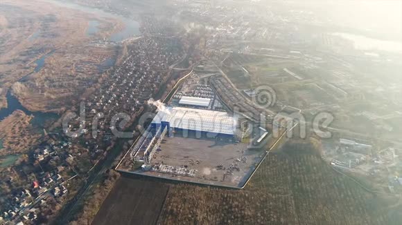 建造大型工厂或工厂工业外部从空中俯瞰全景视频的预览图