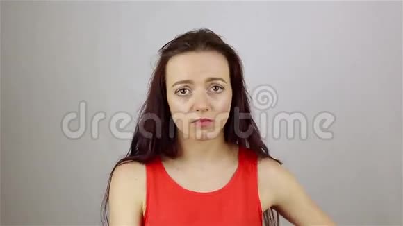 一个年轻女人的肖像一种失败的姿态视频的预览图