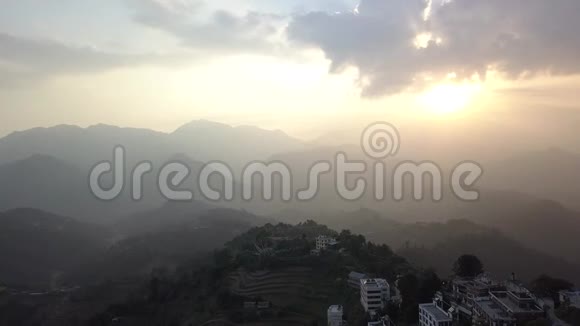 尼泊尔喜马拉雅山山谷上方日落视频的预览图