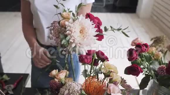 女手在花店做漂亮的花饰视频的预览图