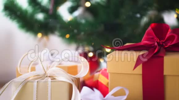 圣诞树上的礼品盒视频的预览图