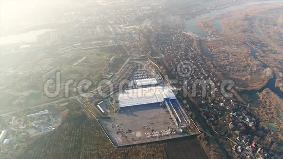建造大型工厂或工厂工业外部从空中俯瞰全景建筑工地金属视频的预览图