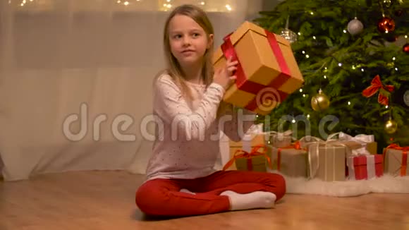 快乐女孩在家打开圣诞礼物视频的预览图