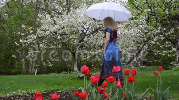 女子伞园视频的预览图