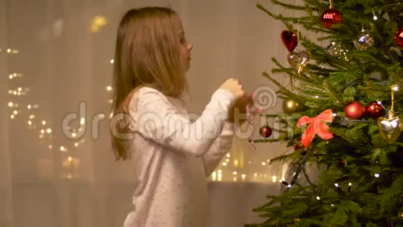 快乐女孩在家装饰圣诞树视频的预览图