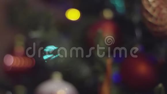 圣诞节和新年假期装饰抽象模糊的波基假日背景闪烁的花环圣诞树视频的预览图