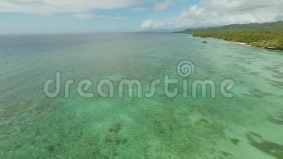 鸟瞰博霍尔海岸岛空中飞行菲律宾视频的预览图