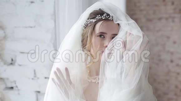有时尚婚礼发型和化妆的深色紧身新娘视频的预览图