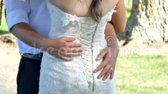 新娘和新郎婚礼上的新娘派对视频的预览图