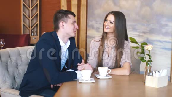 年轻夫妇男人和女人在咖啡馆里喝咖啡视频的预览图