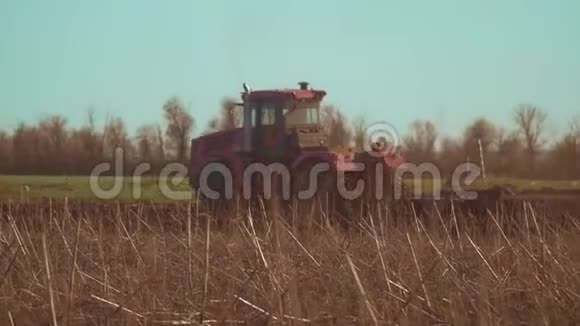 拖拉机农民俄罗斯农业土壤土地整备土地与种子培育作为播种前的一部分视频的预览图
