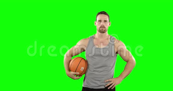 球员站着打篮球视频的预览图