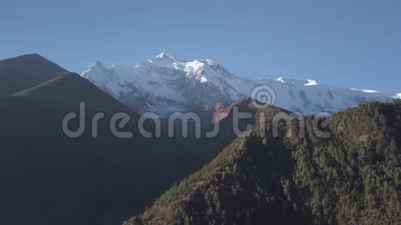 喜马拉雅山脉山谷上方的日落尼泊尔电影院视频的预览图