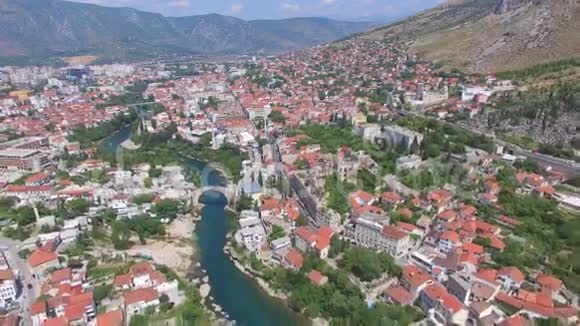 波斯尼亚内雷特瓦河上莫斯塔尔城市的鸟瞰图视频的预览图