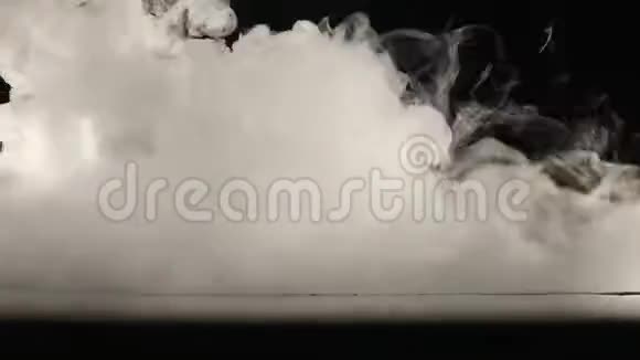 黑色背景上的云烟抽象视频的预览图
