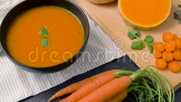 把蔬菜南瓜奶油汤装在碗里视频的预览图