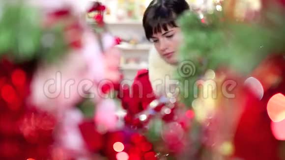女人在市场上买圣诞树的圣诞装饰品视频的预览图