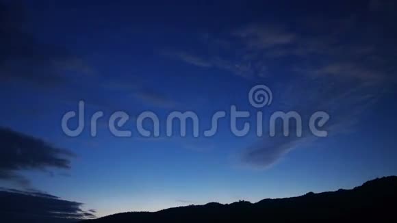 傍晚在山脉上空云动视频的预览图