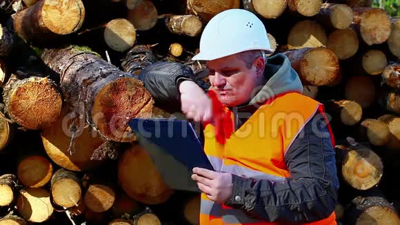 森林里的伐木工人视频的预览图