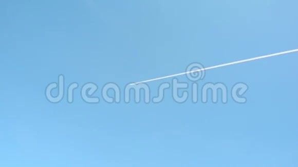 天空中的飞机视频的预览图