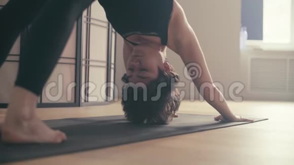 一个年轻的女人在做瑜伽视频的预览图