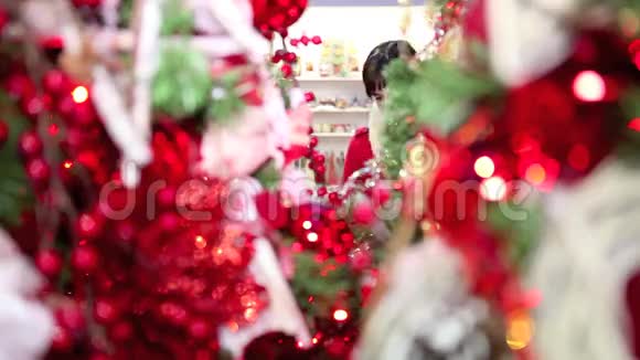 女人在市场上买圣诞树的圣诞装饰品视频的预览图