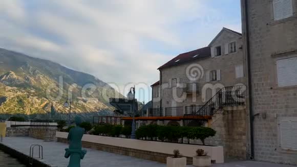 黑山Kotor湾岸边的精英酒店视频的预览图