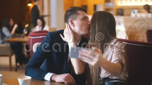 一对年轻漂亮的情侣在咖啡馆约会自拍视频的预览图