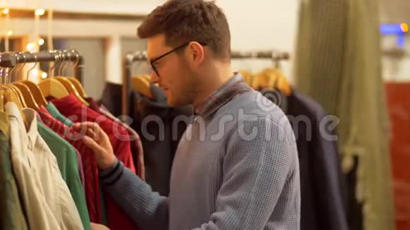 一对夫妇在老式服装店挑选衣服视频的预览图