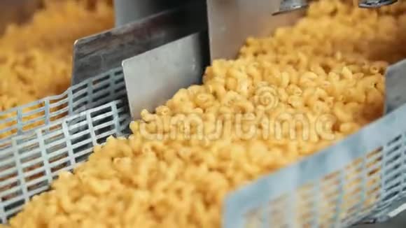 在意大利面食工厂的传送带上制造通心粉视频的预览图