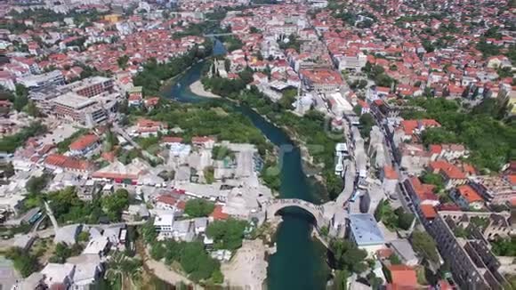 波斯尼亚内雷特瓦河上莫斯塔尔城市的鸟瞰图视频的预览图