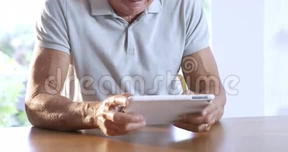 使用平板电脑的老人视频的预览图