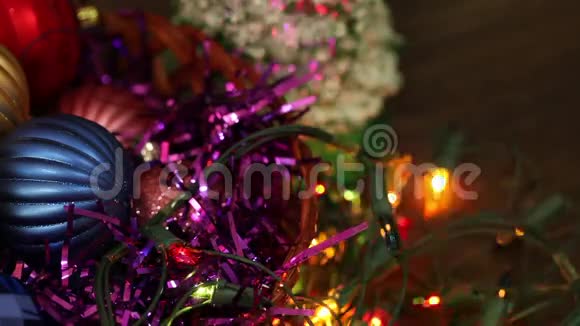 圣诞舞会和花环闪烁视频的预览图