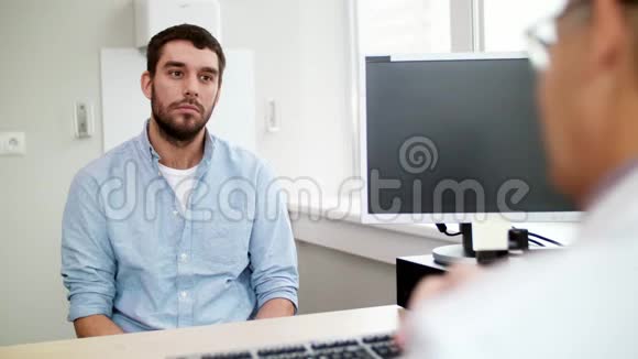 年轻男性病人在医院与医生交谈视频的预览图