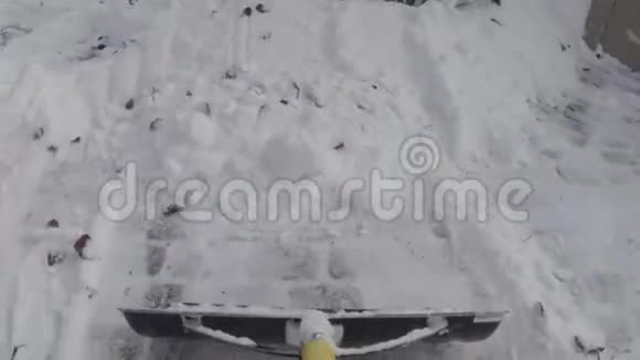 冬雨过后用铲子铲雪视频的预览图