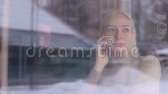 一个漂亮女孩在电话里说话的肖像视频的预览图
