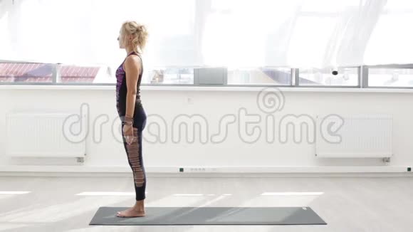 做瑜伽运动的女人视频的预览图