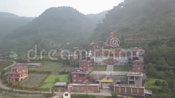尼泊尔加德满都山谷的帕德马桑巴瓦大师雕像2017年10月16日视频的预览图