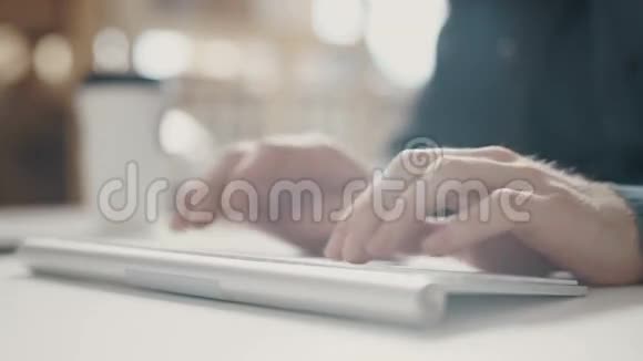男人用手在键盘电脑上打字视频的预览图
