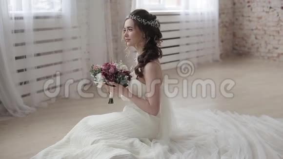 布吕内特新娘时尚白色婚纱化妆视频的预览图