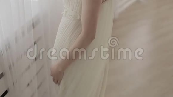 室内穿婚纱的美女新娘视频的预览图