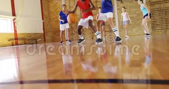 高中生在球场打篮球视频的预览图