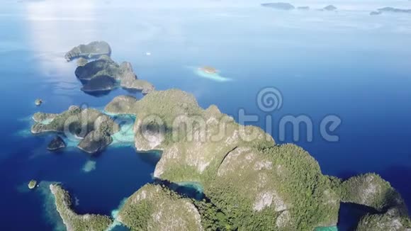 RajaAmpat偏远石灰石群岛空中摄影视频的预览图