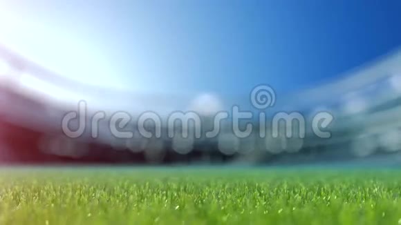 慢速移动相机到草地上的足球慢动作4k视频的预览图