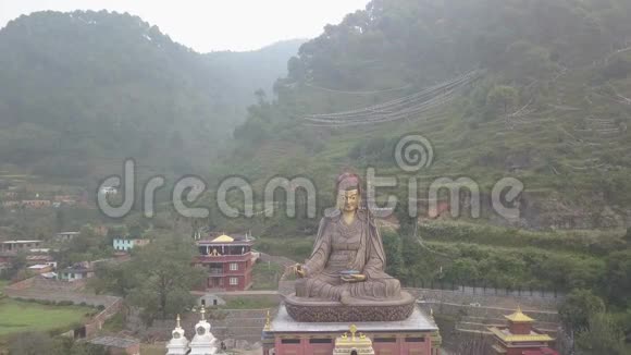 尼泊尔加德满都山谷的帕德马桑巴瓦大师雕像2017年10月16日视频的预览图